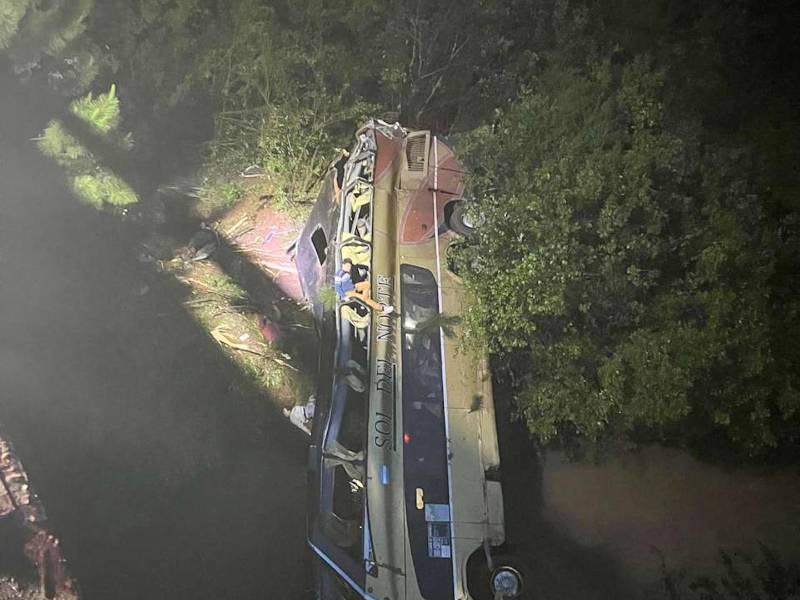 El ómnibus, en el que viajaban unas cincuenta personas, cayó sobre el arroyo Yazá.