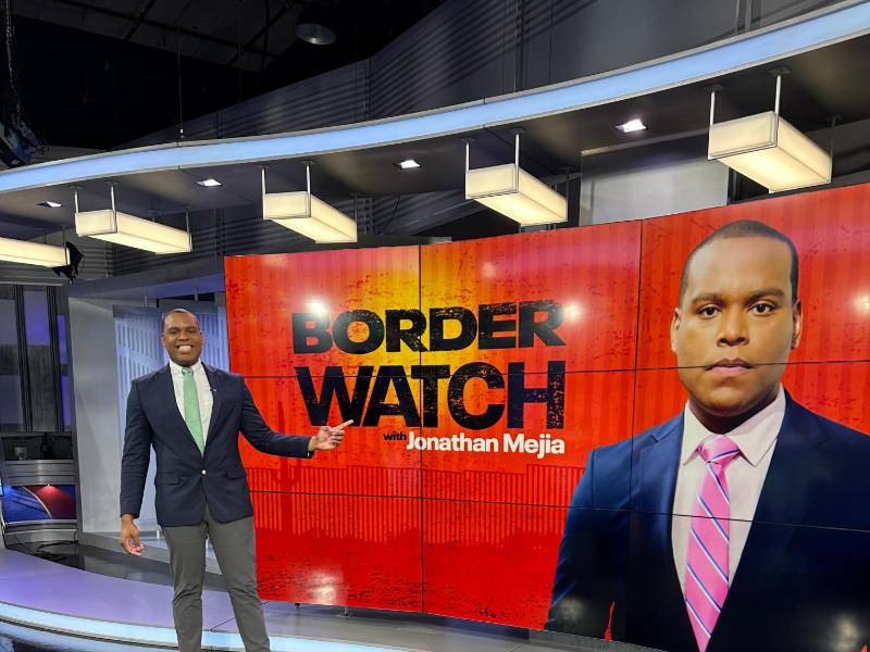 El joven demuestra con entusiasmo que le apasiona informar.