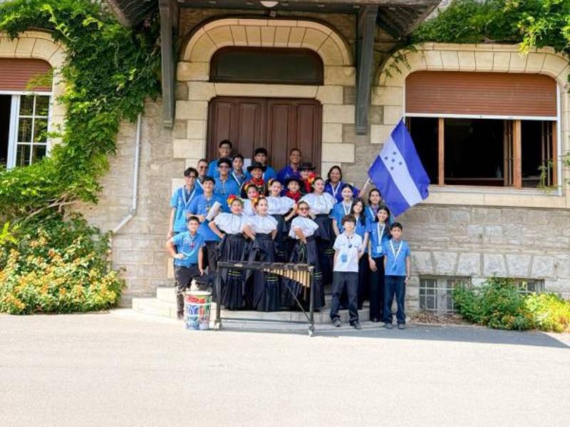 Zorzales de Sula y Academia de Artes Oviedo llevan el folclore hondureño a Francia