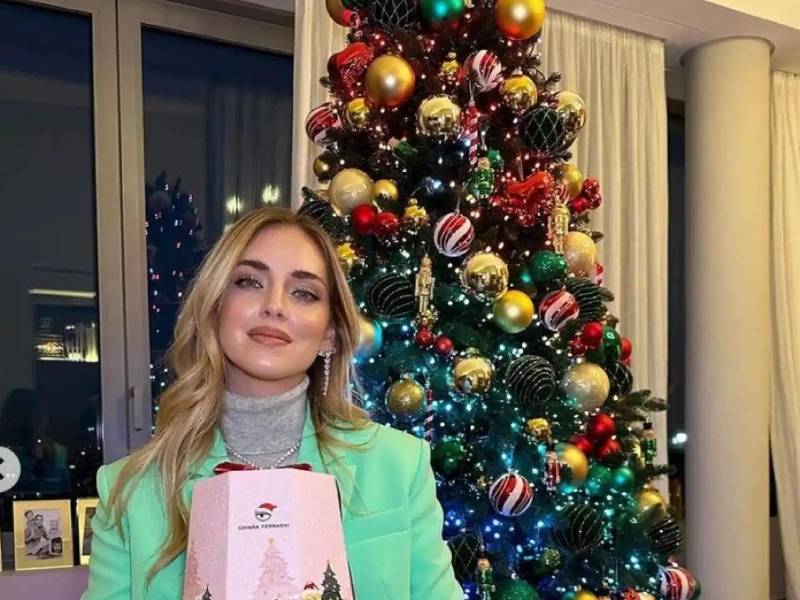 En diciembre de 2023, Chiara Ferragni promocionó la venta con supuestos fines benéficos de pandoros (dulces tradicionales navideños).