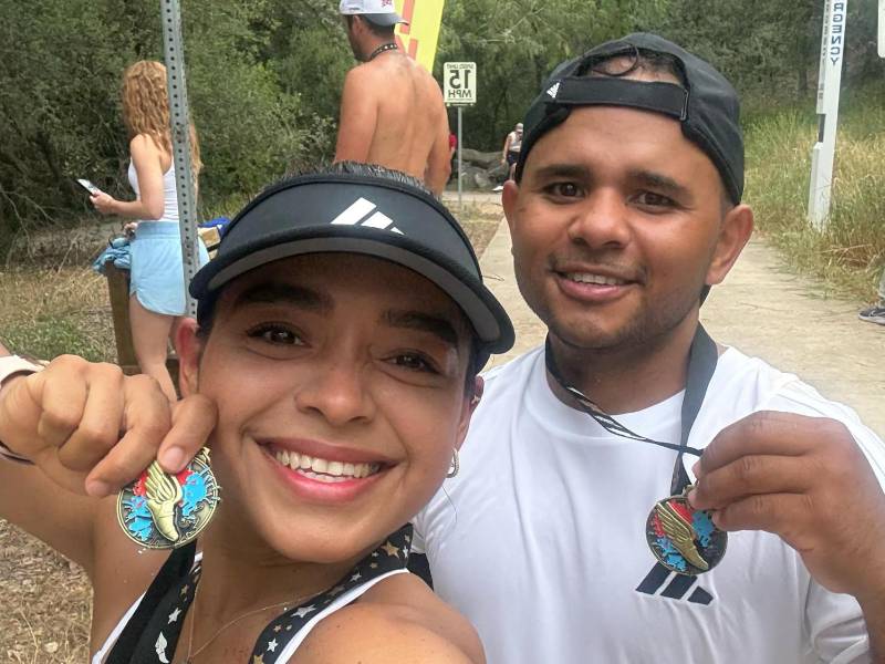 La hondureña asiste a los eventos junto a su pareja sentimental; ambos estarán en el país.