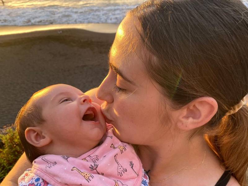 La lactancia materna vincula más fuerte si cabe el afecto madre-bebé debido a que el contacto piel con piel durante la lactancia promueve un apego seguro. Foto Adg