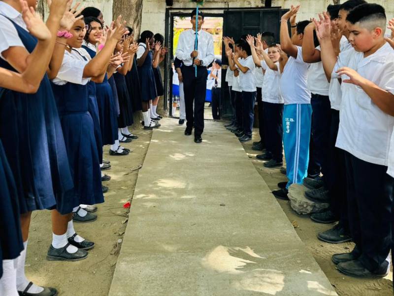 Alumnos reciben la Flama de La Paz.