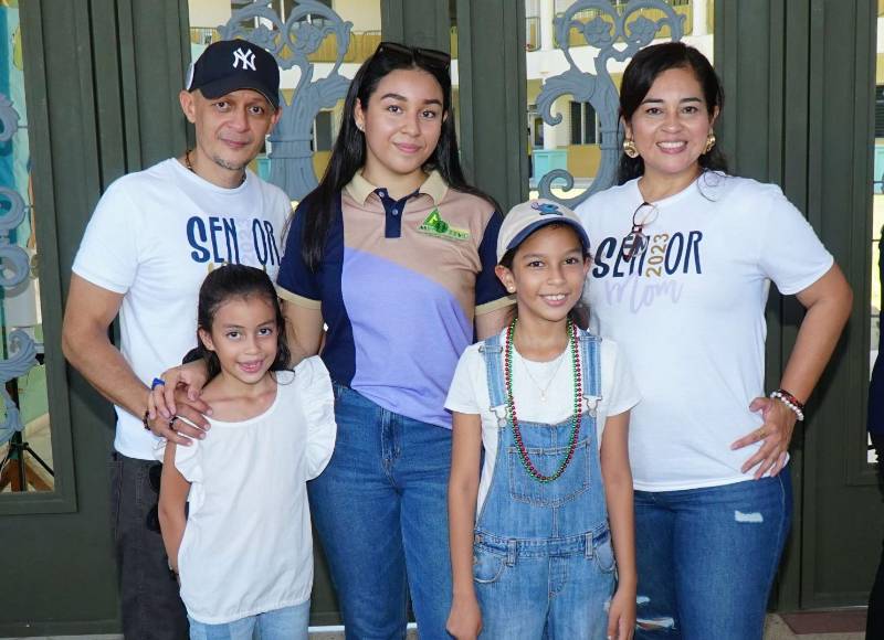 Ramón Mejía, Antonella Mejía, Daniela Mejía, Andrea Mejía y Lourdes de Mejía