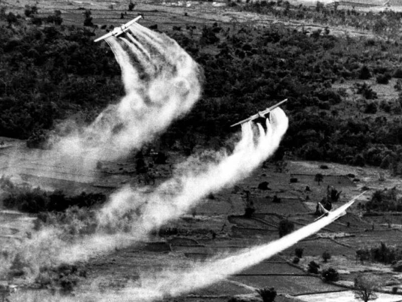Aviones de la Fuerza Aérea de EU rociaron Agente Naranja sobre Vietnam en 1966. El químico nocivo se usó como defoliante.