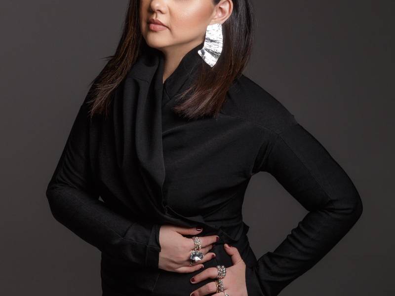 “Me estuve dos años en elaborarla. Tiene marcas que simbolizan espinas, que ciertas personas o la vida nos dan, y arriba tiene un diamante negro”, María Echeverri.