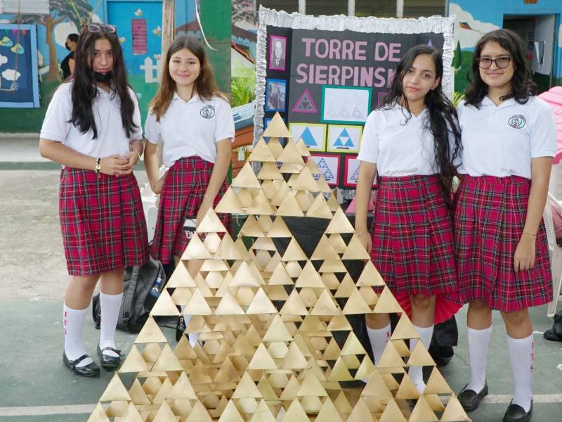 <b><span class=mln_uppercase_mln>Las estudiantes de II de Ciencias y Humanidades elaboraron la Torre de Sierpinski en 3D.</span></b>
