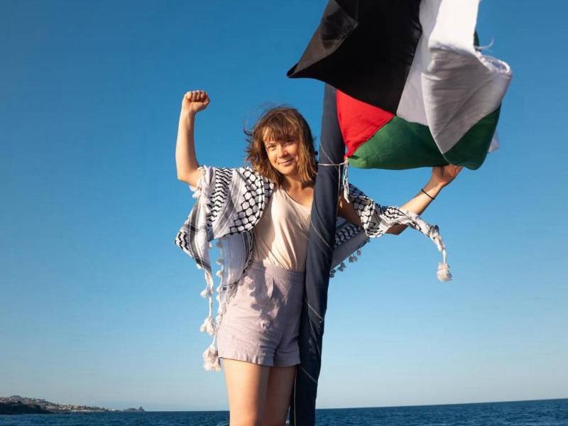 La activista Greta Thunberg en la embarcació que se dirige a la Franja de Gaza.