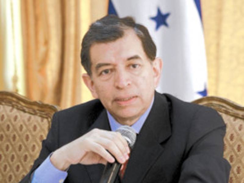 el cansiller de la republica imparte una comferencia de prensa para tratar el asunto del depuesto presidente de la republiaca MANUEL ZELAYA ROSALES al tratar de regresar a la republica el dia de hoy 24 de julio del 2009.