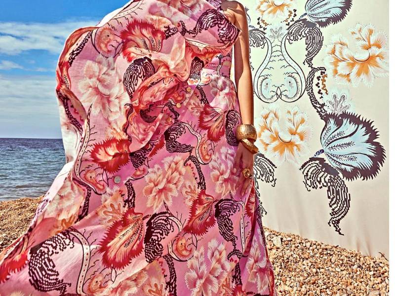 “vemos muchos motivos florales, orgánicos y naturales, además de ser escotados, principalmente con cuellos tipo halter que dejan ver los hombros, o también la espalda para lucir el bronceado”, comenta la experta Araceli Motta, de Ary Imagen.