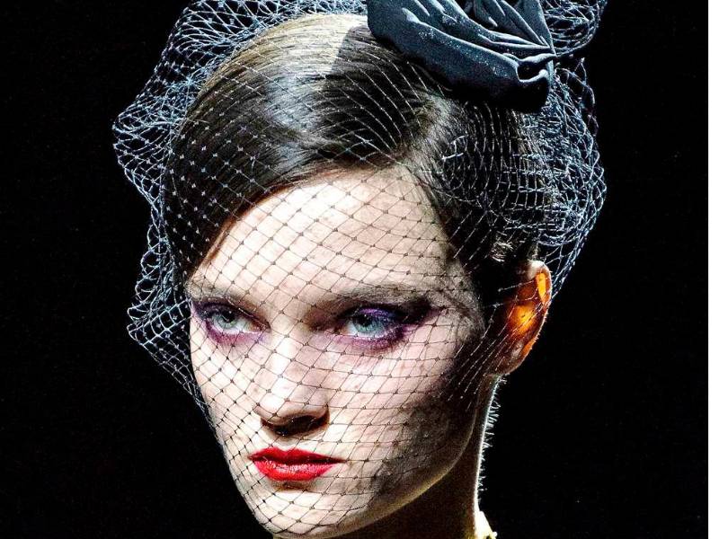 Los collares choker, las diademas y los aretes con elementos de la religión terminan de completar estos intrigantes “looks”.