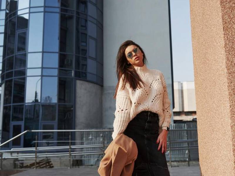 No te limites a combinar tonos y estampados a juego con el Mocha Mousse en tus estilismos.