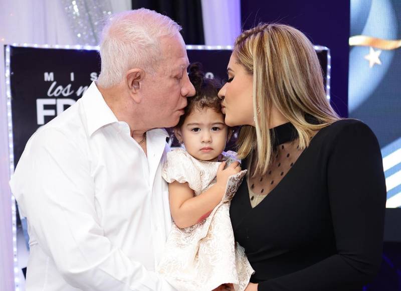 Roger y Emma Valladares junto a su amada hija, Emma Valentina Valladares Mejía