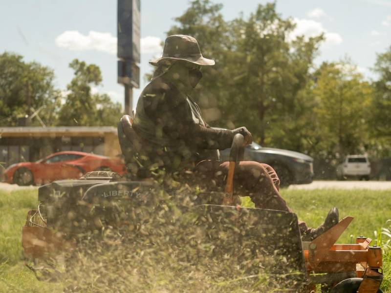 En la era del cambio climático, las olas de calor son cada vez más largas, más calurosas, más húmedas y más peligrosas. Un trabajador en Austin, Texas. (Tova Katzman para The New York Times)