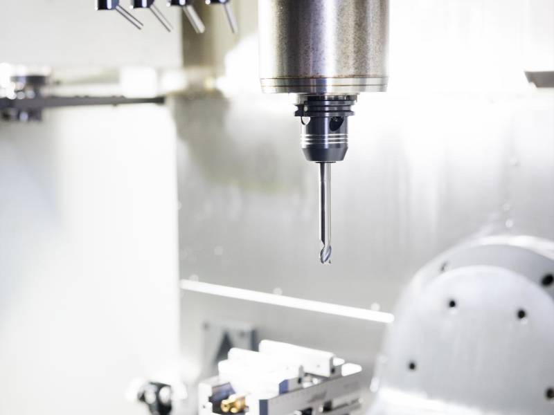 Una máquina de control numérico computarizado en el Yuba College.