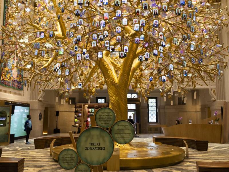 El Centro Milken para el Avance del Sueño Americano abrió sus puertas en Washing-ton, frente a la Casa Blanca. Los rostros de Michael R. Milken y donadores cuelgan de un Árbol de las Gene-raciones que se alza sobre el atrio del centro. (Jennifer Chase para The New York Times)