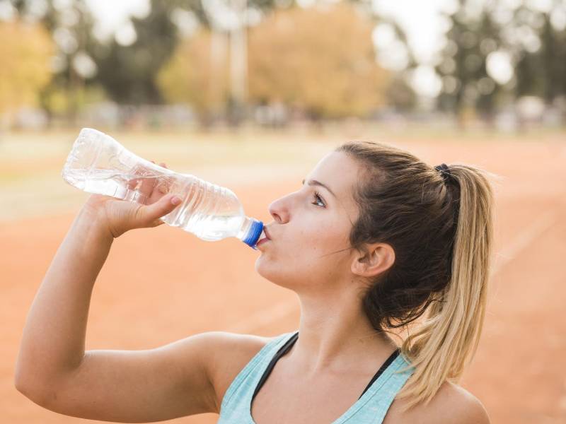 No esperes a tener sed, ya que la sed es un signo tardío de deshidratación. Toma cada cierto tiempo.