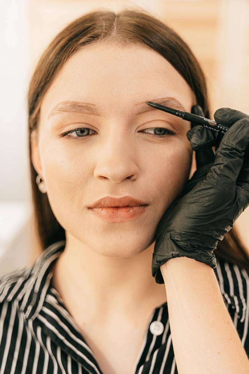 Mientras el tatuaje deposita la tinta en capas más profundas de la dermis con vocación permanente, la micropigmentación actúa en niveles más superficiales.