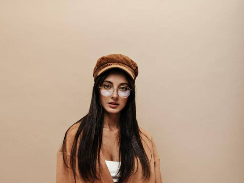 Puedes elegir un conjunto monocolor en Mocha Mousse para tus salidas casuales.