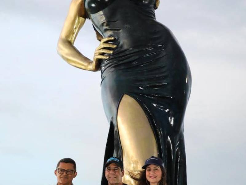 Fotografía cedida por la Alcaldía de Barranquilla que muestra al escultor Yino Márquez (i) y al alcalde de Barranquilla, Alejandro Char (c), posando frente a la estatua de la actriz colombiana Sofía Vergara este jueves, en el Malecón del Río en Barranquilla (Colombia).