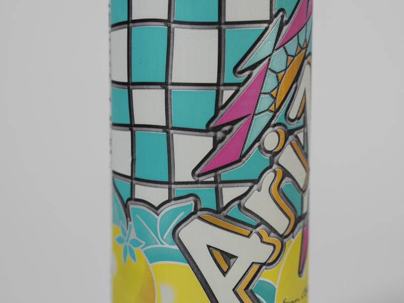 El precio de 99 centavos de una lata de té helado AriZona es tan central para su identidad que los números son parte del diseño.