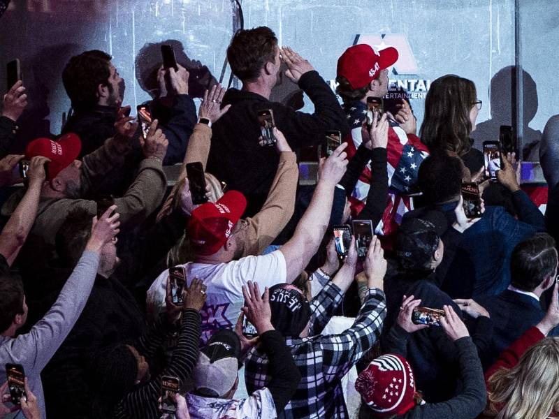 El Presidente Donald J. Trump saluda a seguidores en el desfile inaugural dentro de un estadio el 20 de enero.