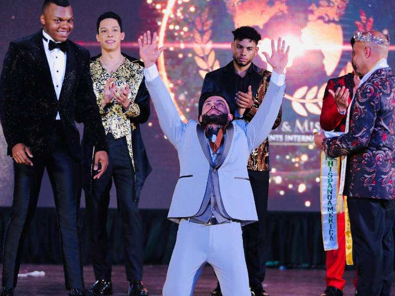 Jefersson durante el momento que fue nombrado ganador del certamen Mr. Hispanoamérica Internacional.