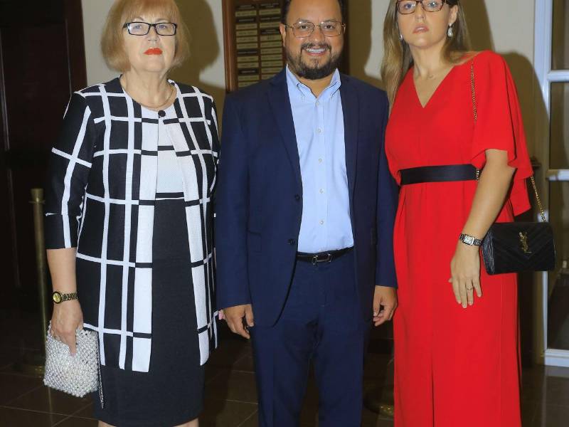 El Concierto “Los tres tenores” fue realizado con éxito en el recinto sampedrano, organizado por la Orquesta Filarmónica de SPS, bajo la dirección artística del maestro Óscar Barahona. El evento contó con el patrocinio de Banco de Occidente, nuovo y Supermercados Colonial. En la fotografía posan Tetiana Skrypal, Nahún y Svitlana Moreno.