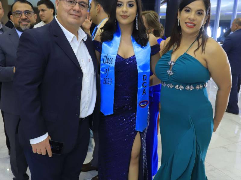 La sonrisa de los rostros de los graduados, así como de padres de familia fue imborrable durante todo el evento. La Destiny Christian Academy y los padres celebraron a los seniors la obtención de su título como bachiller. En el evento, se entregaron reconocimientos especiales a los jóvenes que figuran en la lista de excelencia académica, así como de valores morales que engrandecen la personalidad de cada uno. El Hotel Copantl recibió a centenares de personas en esta importante entrega de adolescentes colegiales, quienes ya se alistan para ingresar a diferentes universidades nacionales e internacionales. En la foto posan: Guillermo Toro, Leda Victoria Toro y Leda Salmerón