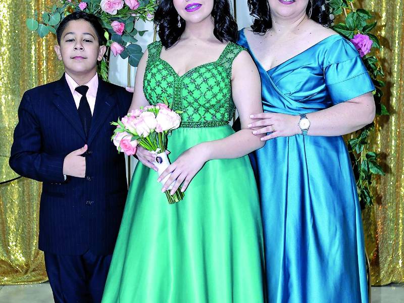 La bella quinceañera Valeria García Cano posa contenta con su hermano y su mamá, Fernando García y Maritza Cano.