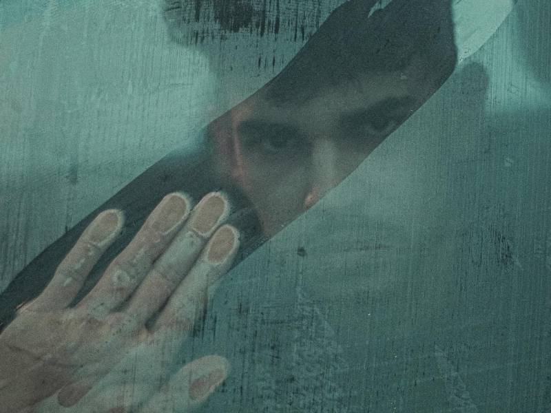 Si las condiciones climáticas empeoran significativamente, considere detenerse en un lugar seguro y esperar a que pase la tormenta antes de continuar su viaje. Asegúrese de que sus limpiaparabrisas estén en buen funcionamiento y utilícelos para mantener los vidrios delanteros limpios de lluvia y residuos.