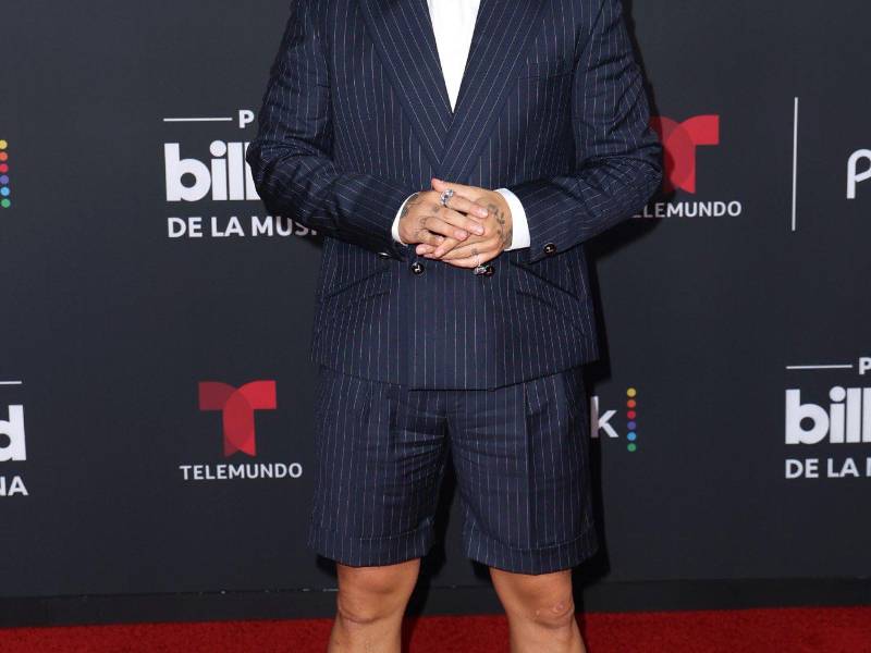 Así llegó el cantante colombiano Maluma, quien estrenará su nuevo tema musical llamado “Junio”.