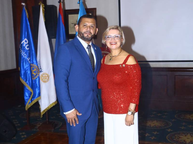 Juan Carlos Díaz, presidente del Club Rotario Usula, junto a María Elena Price, gobernadora del Distrito Rotario 4250.