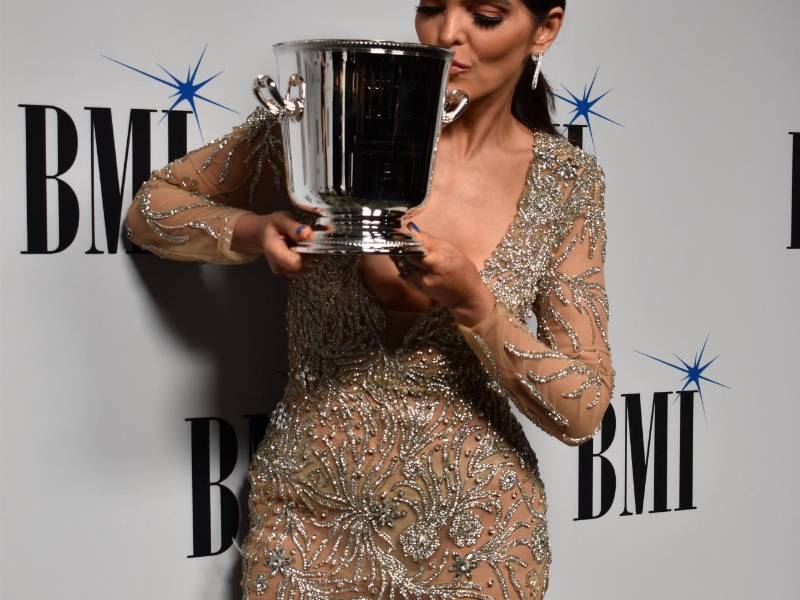 La artista mexicana Ana Barbara posa hoy durante la alfombra roja de los BMI Latin Awards 2023, en Los Ángeles (EE.UU.).