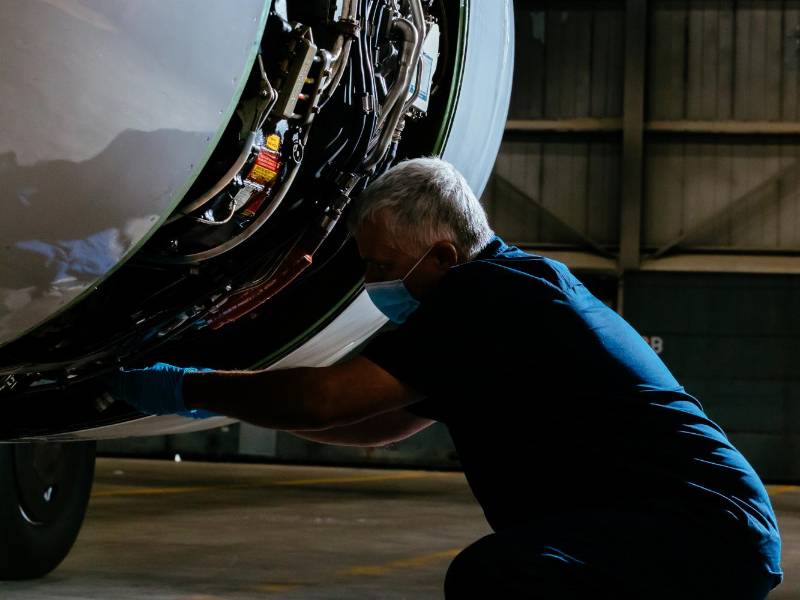 Cada parte de un avión, hasta los tornillos, está sujeta a inspecciones de rutina, reparaciones o reemplazos.
