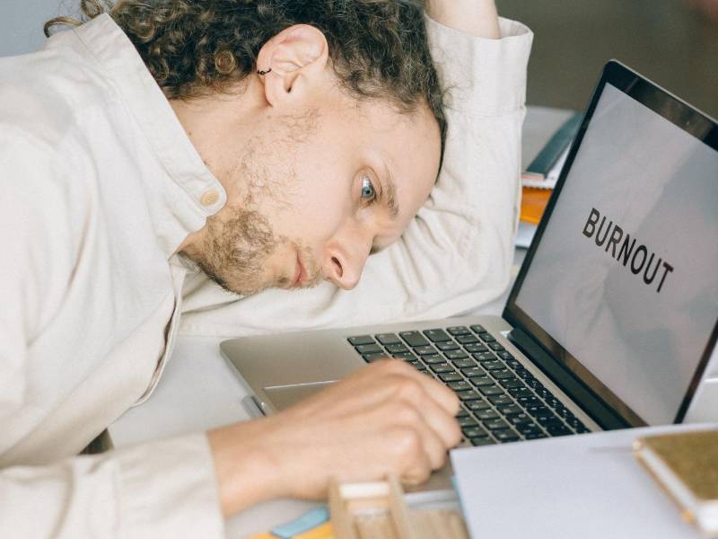 El burnout o agotamiento tecnológico merma las reservas de energía de los trabajadores, reduciendo de manera drástica su capacidad para innovar y diseñar estrategias de valor. Foto: Nataliya Vaitkevich (Pexels)
