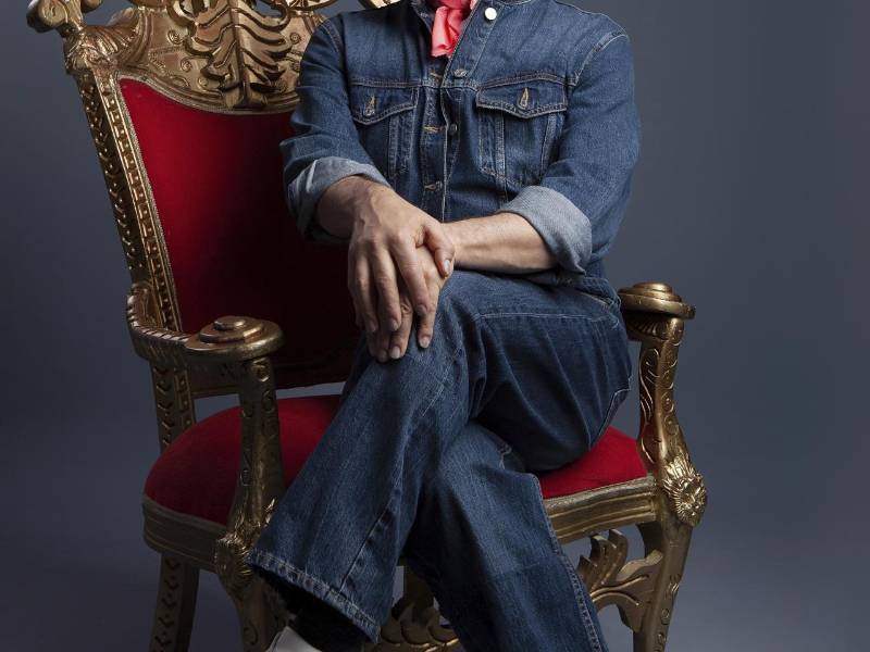 Fotografía cedida por Prime Video que muestra al actor colombiano Julián Arango caracterizado como el personaje de 'Hugo Lombardi' para la serie 'Betty la Fea'.