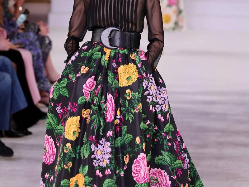 Manteniendo el maquillaje y el peinado simples y apostando por el tacón de aguja y los bolsos pequeños en todo momento, la casa de modas dio espacio a la fantasía en algunos conjuntos con pompones enormes formados por volantes de tul en blanco y negro o amarillo canario.