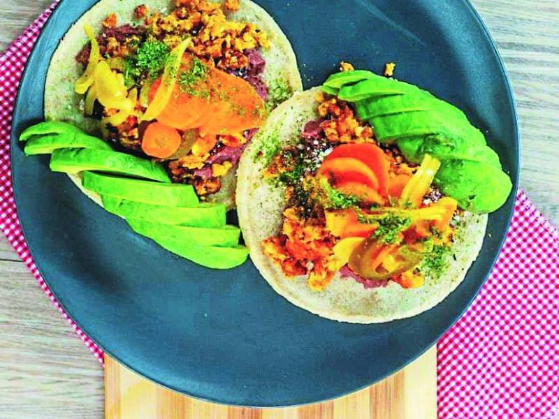 Fusión: Complemente este huevo con chorizo con rodajas de aguacate, que le brindan frescura a este platillo.