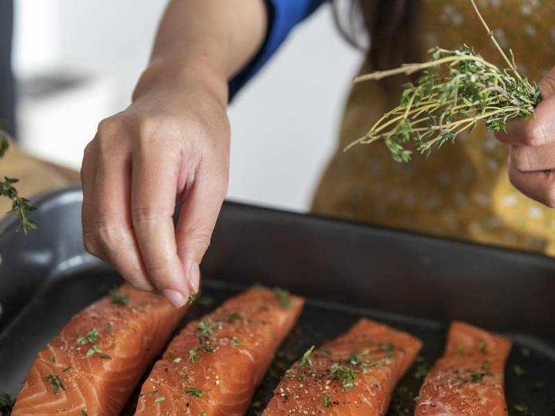 Puede consumir salmón entre 2 y 3 veces por semana para aprovechar al máximo sus beneficios.