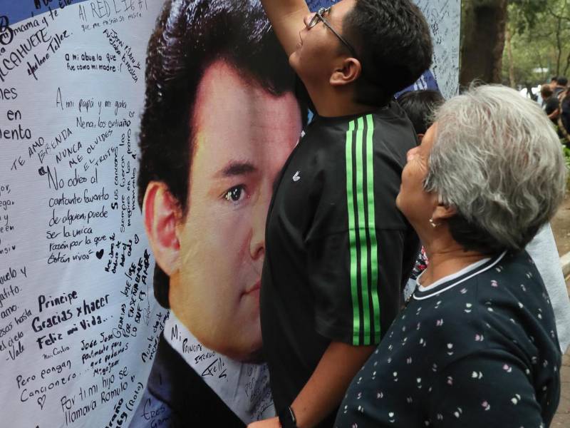 Los fans del Príncipe de la Canción le dejaron mensajes en un afiche.