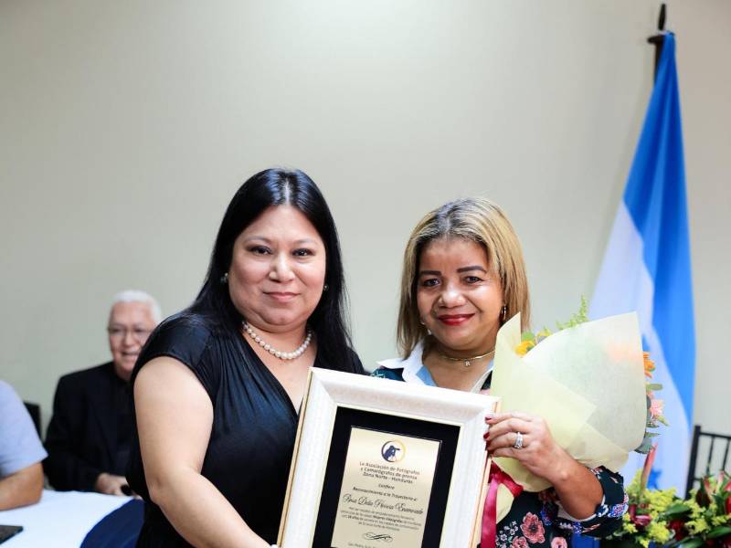 La camarógrafa Delia Herrera recibió el reconocimiento de manos de la vicepresidenta del Colegio de Periodistas, Lisseth García.
