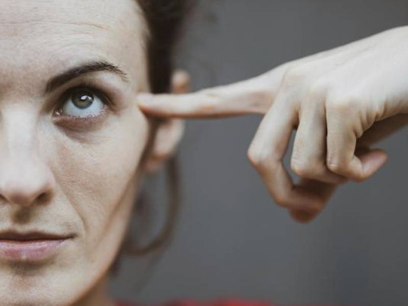 Mujer concentrada reflexionando con su dedo en la sien. Foto: Engin Akyurt-Pexels.
