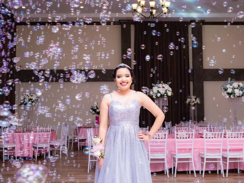 Isabella Cáceres lució radiante con un elegante vestido.