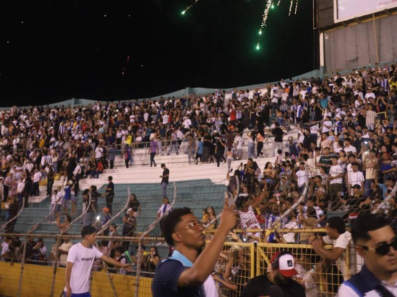 Los creadores de contenido saludaron a los seguidores presentes en el estadio.