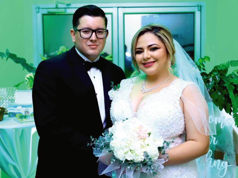 Ariel Thompson y Ashly Villalobos posan alegres para la foto del recuerdo.