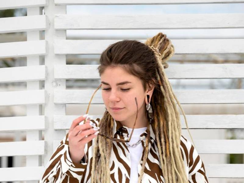 Ponte tus pantalones cargo y combínalo con una blusa estampado y debajo un top blanco.