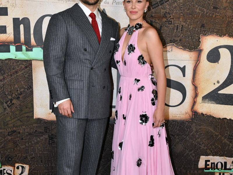 Henry Cavill y Millie Bobby Brown en la premier de “Enola Holmes 2”, ya disponible en Netflix.