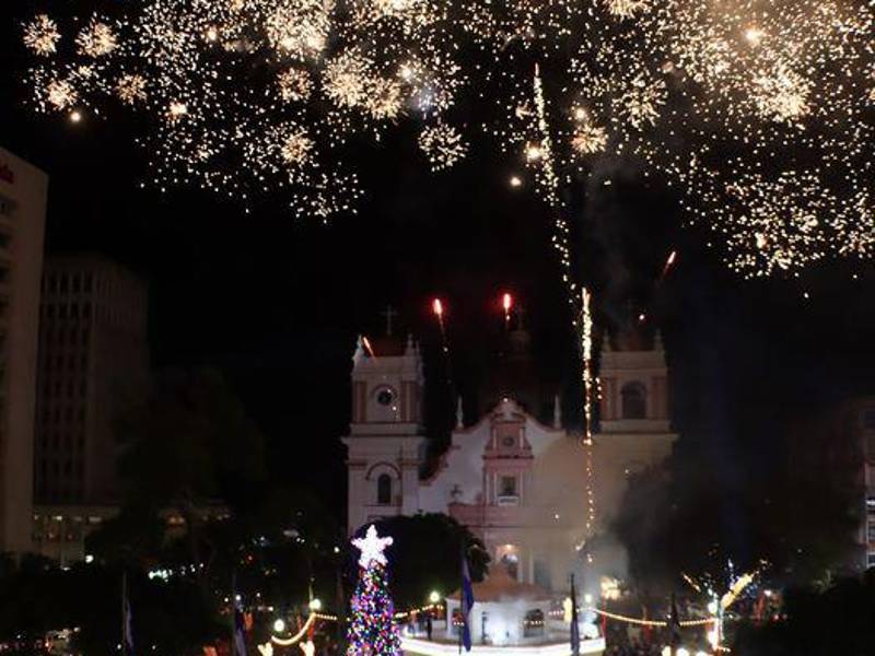 El parque central de San Pedro Sula brilla con la magia de la Navidad, los sampedranos disfrutan de las fiestas por la temporada.