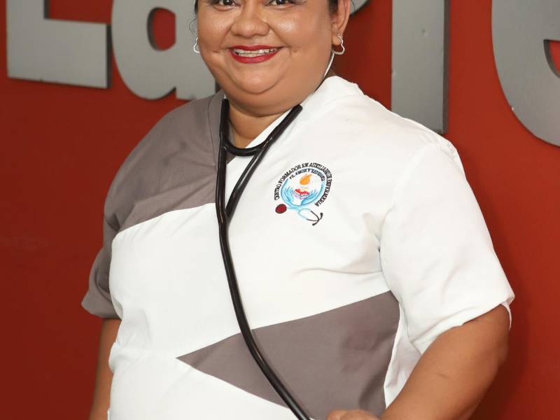 Dicen que no existe una fuerza más poderosa en este mundo que el amor de una madre, y fue justo el amor por su hijo de 13 años, diagnosticado con parálisis cerebral, autismo y epilepsia focal, el que llevó a Blanca Estela Pérez a estudiar enfermería a sus 40 años.